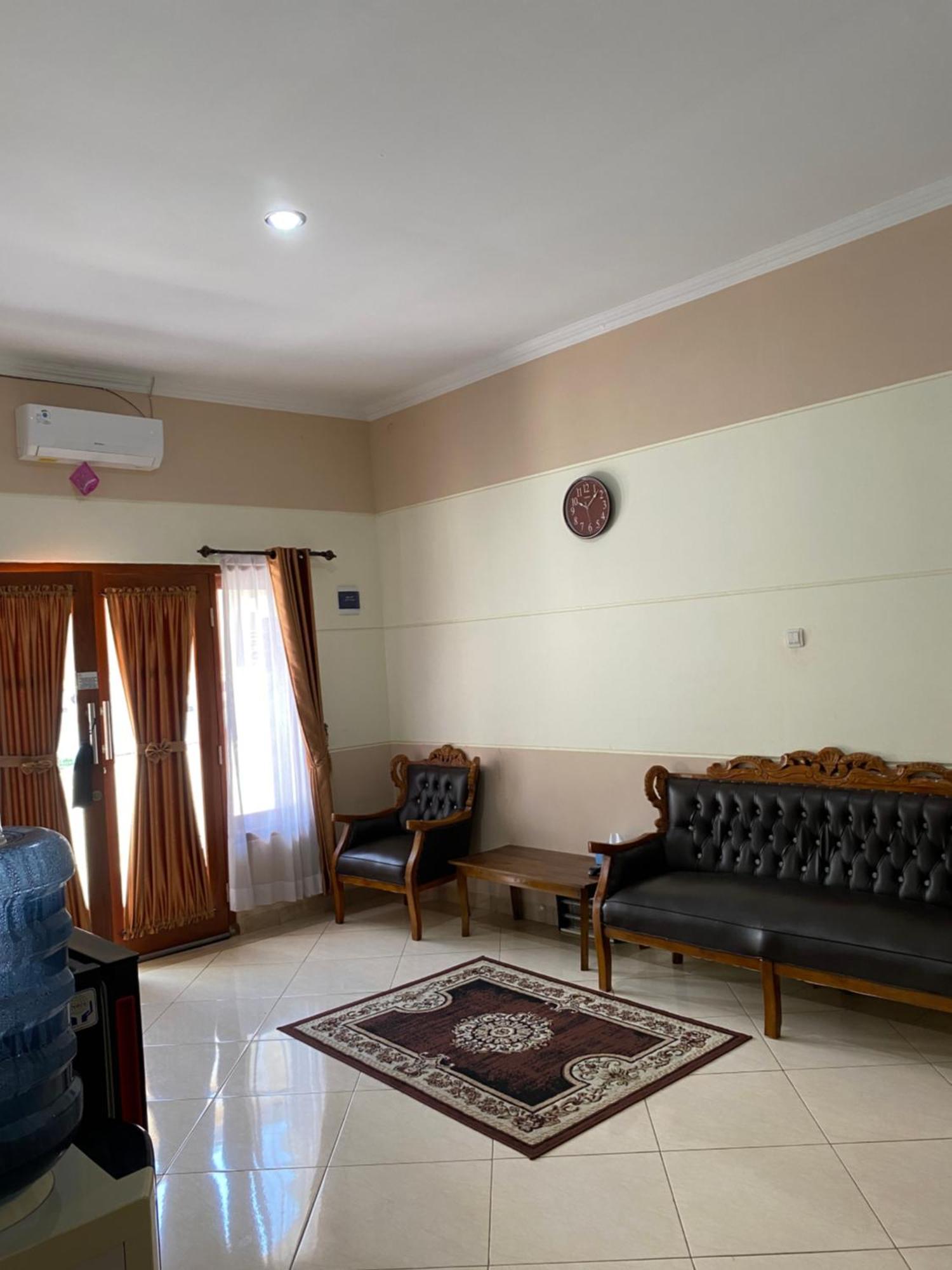 Adiputra Guesthouse 2 By Homiq Ngabean Buitenkant foto