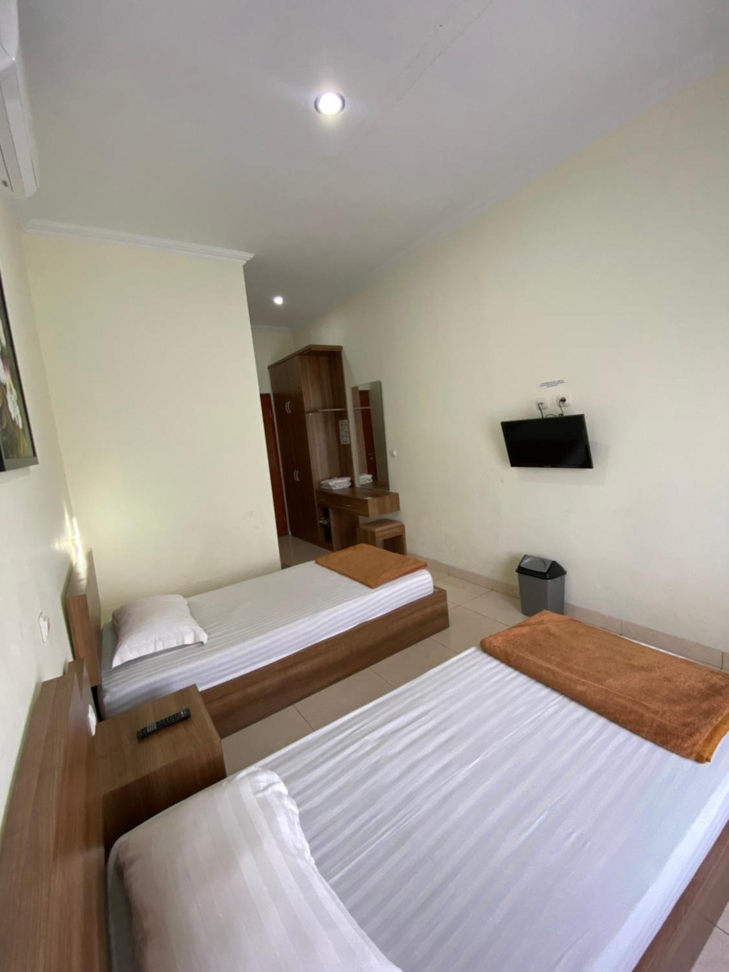 Adiputra Guesthouse 2 By Homiq Ngabean Buitenkant foto